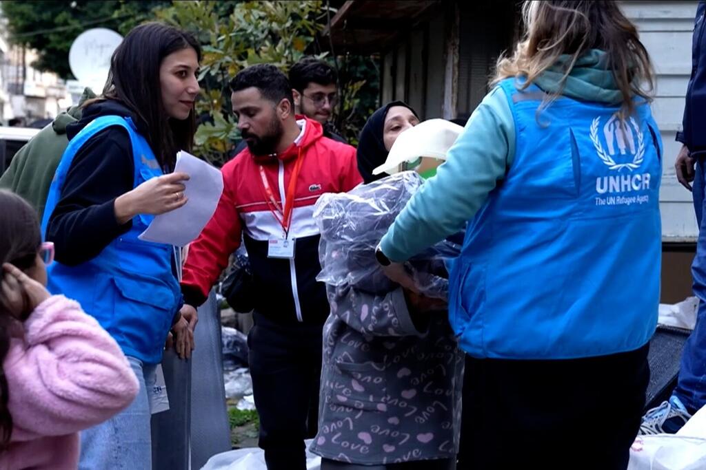 نازحون في بيروت، لبنان، يتجمعون للحصول على أدوات دعم طارئ من موظفي مفوضية الأمم المتحدة لشؤون اللاجئين.